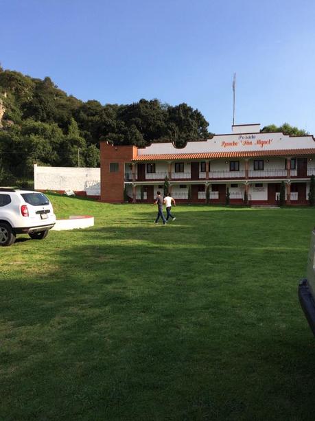 La imagen puede contener: una o varias personas, cielo, césped, árbol, exterior y naturaleza