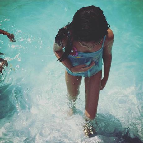 La imagen puede contener: una o varias personas, exterior y agua