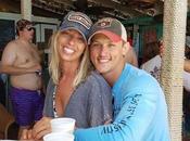 pareja pide ayuda para editen foto compromiso donde sale hombre camisa pero resultado esperaban