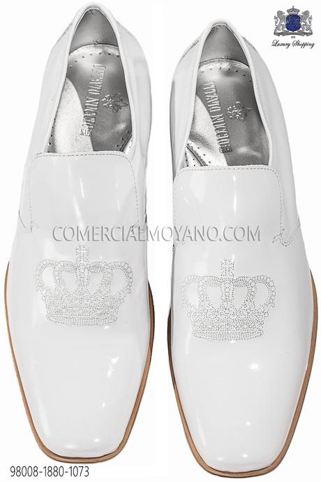 http://www.comercialmoyano.com/es/835-zapatos-slippers-charol-blanco-con-bordado-corona-plata-98008-1880-1073-ottavio-nuccio-gala.html