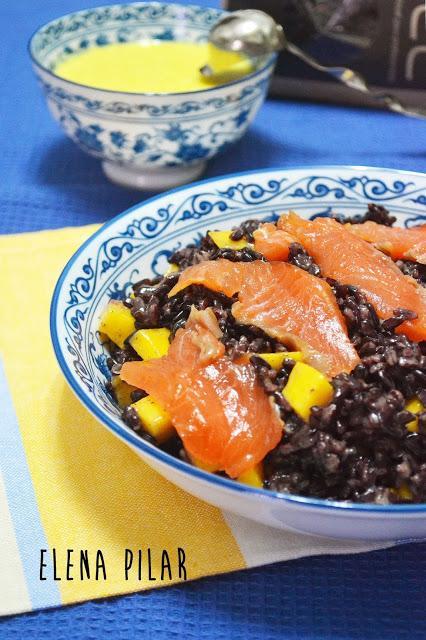 Ensalada de arroz negro con salmón marinado y vinagreta de mango