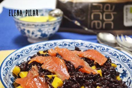 Ensalada de arroz negro con salmón marinado y vinagreta de mango Ensalada de arroz negro con salmón marinado y vinagreta de mango