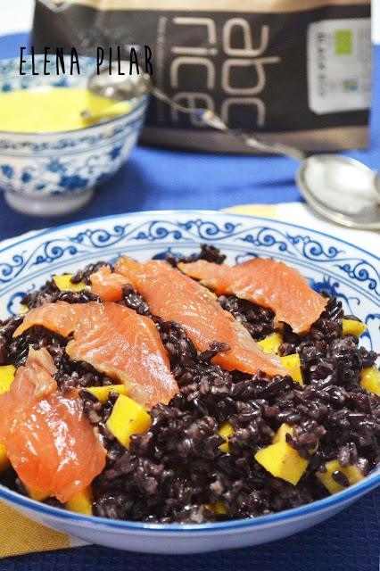 Ensalada de arroz negro con salmón marinado y vinagreta de mango