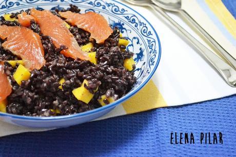 Ensalada de arroz negro con salmón marinado y vinagreta de mango