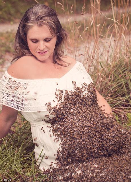 MADRE EMBARAZADA POSA CON ABEJAS - PREGNANT MOTHER POSES WITH BEES.