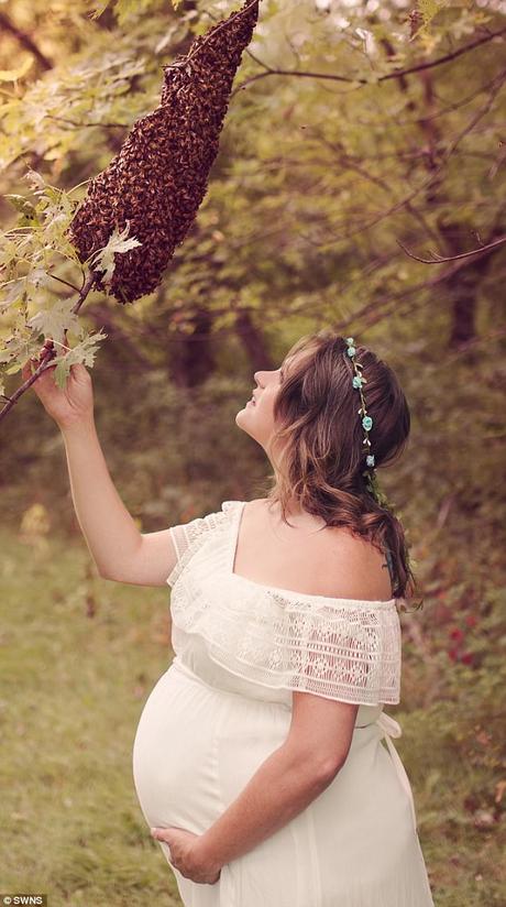 MADRE EMBARAZADA POSA CON ABEJAS - PREGNANT MOTHER POSES WITH BEES.