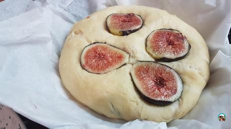 Pan con higos y salvia
