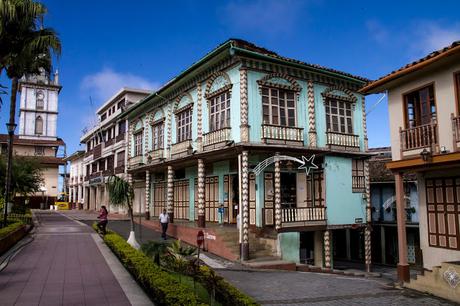 Zaruma, olor a café, minería y casas de colores