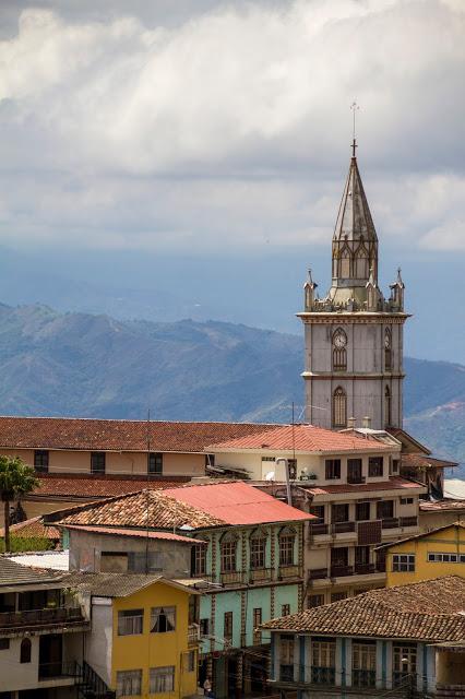 Zaruma, olor a café, minería y casas de colores