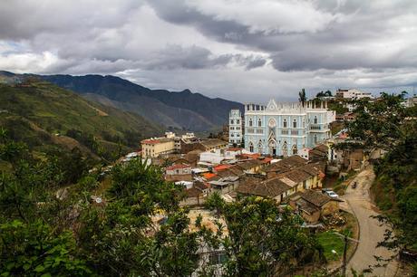 Zaruma, olor a café, minería y casas de colores