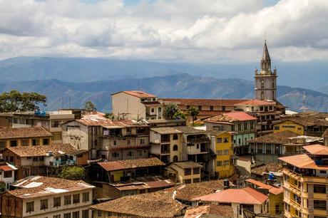 Zaruma, olor a café, minería y casas de colores