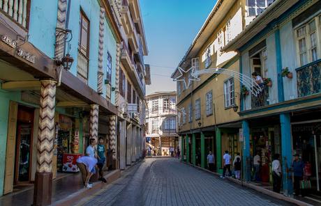 Zaruma, olor a café, minería y casas de colores