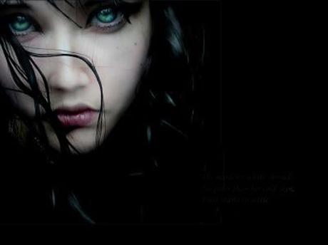 Cara de una mujer joven con pelo negro y ojos azules en un fondo negro.