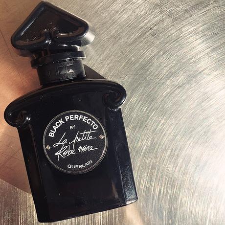 La Petite Robe Noire Black Perfecto de Guerlain, cada vez mejor.