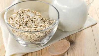 Borra las arrugas de la frente usando vaselina y un poco de huevo Borra las arrugas de la frente usando vaselina y un poco de huevo