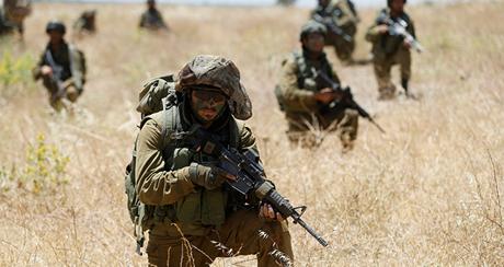 Soldados israelíes durante las maniobras en los Altos del Golán en la frontera con Siria