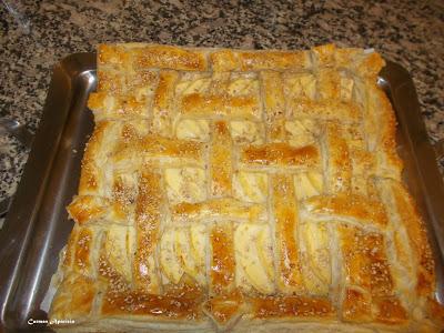 Tartas de hojaldre y bizcocho adornado con melocotón