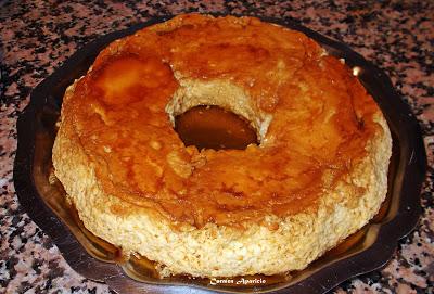 Tartas de hojaldre y bizcocho adornado con melocotón