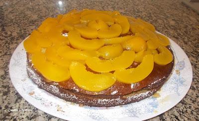 Tartas de hojaldre y bizcocho adornado con melocotón