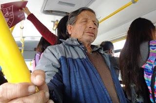 JULIO, EL CIEGO QUE NOS ILUMINA EN EL BUS