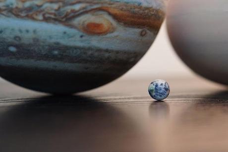 Adornando la habitación con el sistema solar en 3D