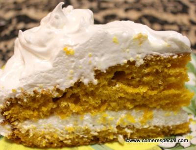 Tarta de zanahoria sin lactosa, rellena y cubierta de merengue italiano