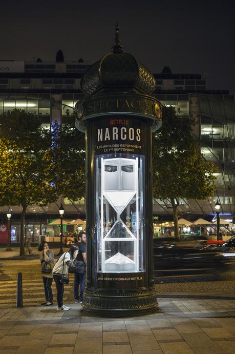 Un reloj de “cocaína” gigante para la cuenta atrás de Narcos en París