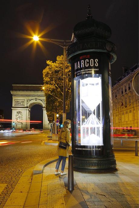 Un reloj de “cocaína” gigante para la cuenta atrás de Narcos en París