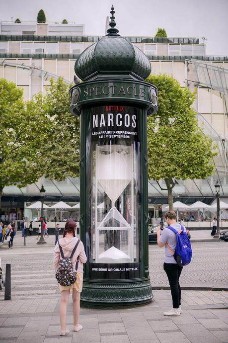 Un reloj de “cocaína” gigante para la cuenta atrás de Narcos en París