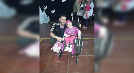 EJEMPLO DE AMOR DE UN MAESTRO: CONSTRUYÓ UN ARNÉS PARA QUE UNA NIÑA DISCAPACITADA PUDIERA BAILAR