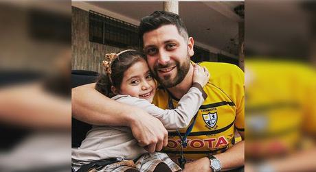 EJEMPLO DE AMOR DE UN MAESTRO: CONSTRUYÓ UN ARNÉS PARA QUE UNA NIÑA DISCAPACITADA PUDIERA BAILAR