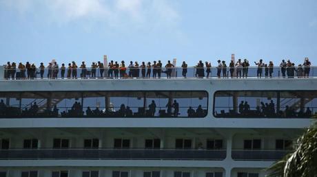 Pasajeros que llegan en cruceros a Miami enfrentan emergencia