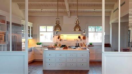 La isla de cocina puede convertir el espacio en un lugar perfecto para guardar las visitas.