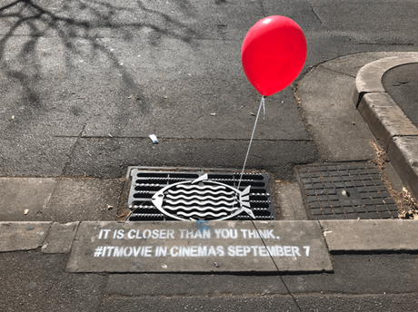 Globos rojos atados a alcantarillas en Sydney para anunciar el remake de “It”