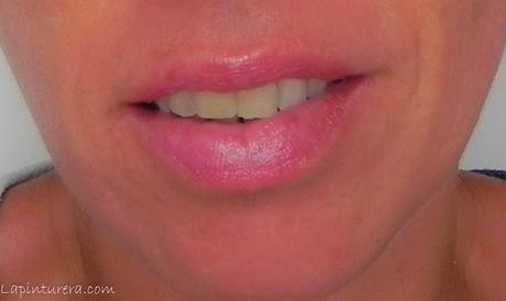 Equivalenza: Fragancia y bálsamos labiales 08 swatch en labio bálsamo nube