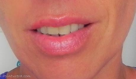 Equivalenza: Fragancia y bálsamos labiales 09 swatch en labio bálsamo sandía