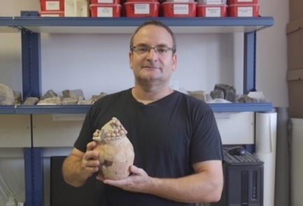 Vasija de 7.200 años de antigüedad desenterrado en Israel muestra la ritualización del almacenamiento de alimentos.