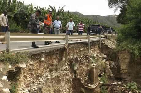 Informan a Obras públicas de obstrucción alcantarillado en vía de Neiba.