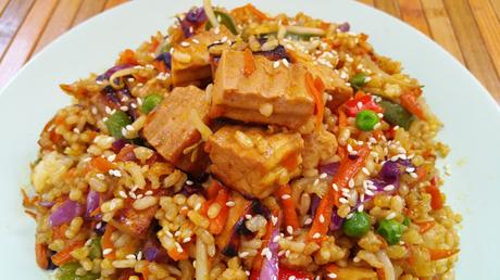 Arroz frito con verduras y tofu