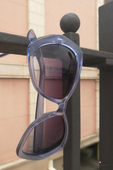 look talla grande curvy con Blue Sunglasses de primark y falda vaquera de H&M con camisa de flores de violeta by mango outfit gafas de sol azules