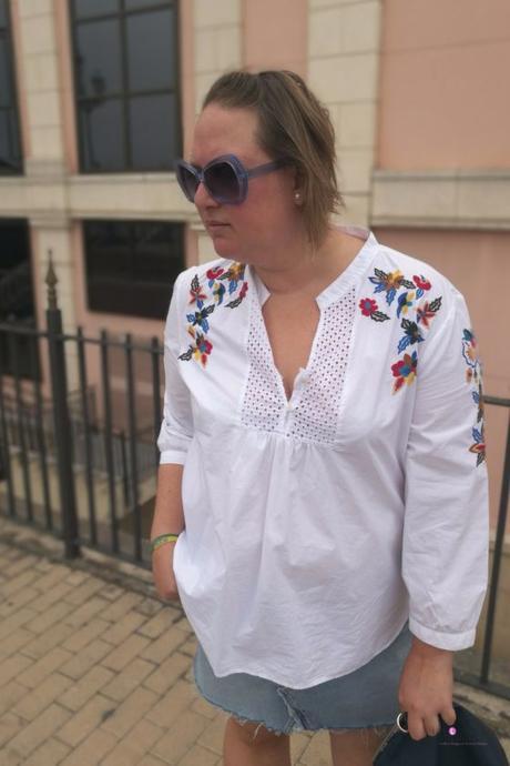 look talla grande curvy con Blue Sunglasses de primark y falda vaquera de H&M con camisa de flores de violeta by mango outfit gafas de sol azules