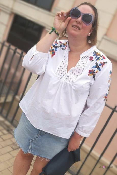 look talla grande curvy con Blue Sunglasses de primark y falda vaquera de H&M con camisa de flores de violeta by mango outfit gafas de sol azules
