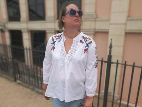 look talla grande curvy con Blue Sunglasses de primark y falda vaquera de H&M con camisa de flores de violeta by mango outfit gafas de sol azules