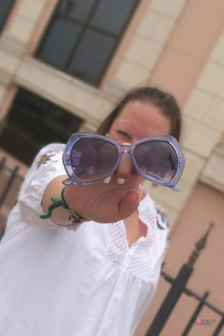 look talla grande curvy con Blue Sunglasses de primark y falda vaquera de H&M con camisa de flores de violeta by mango outfit gafas de sol azules