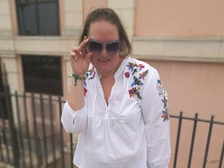 look talla grande curvy con Blue Sunglasses de primark y falda vaquera de H&M con camisa de flores de violeta by mango outfit gafas de sol azules