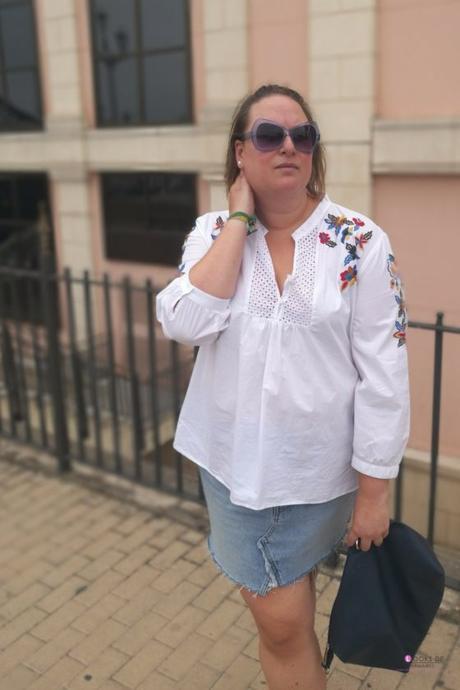 look talla grande curvy con Blue Sunglasses de primark y falda vaquera de H&M con camisa de flores de violeta by mango outfit gafas de sol azules