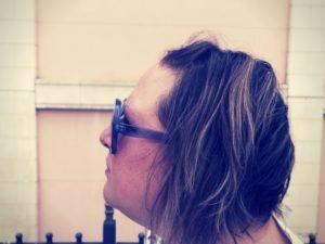 look talla grande curvy con Blue Sunglasses de primark y falda vaquera de H&M con camisa de flores de violeta by mango outfit gafas de sol azules