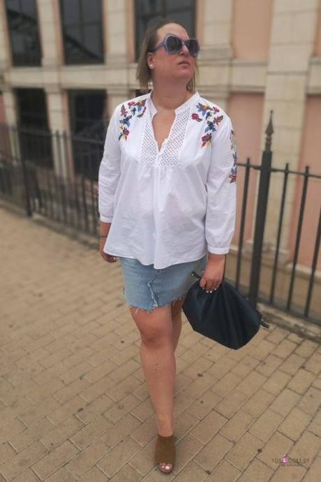 look talla grande curvy con Blue Sunglasses de primark y falda vaquera de H&M con camisa de flores de violeta by mango outfit gafas de sol azules