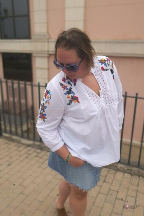look talla grande curvy con Blue Sunglasses de primark y falda vaquera de H&M con camisa de flores de violeta by mango outfit gafas de sol azules