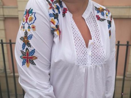 look talla grande curvy con Blue Sunglasses de primark y falda vaquera de H&M con camisa de flores de violeta by mango outfit gafas de sol azules